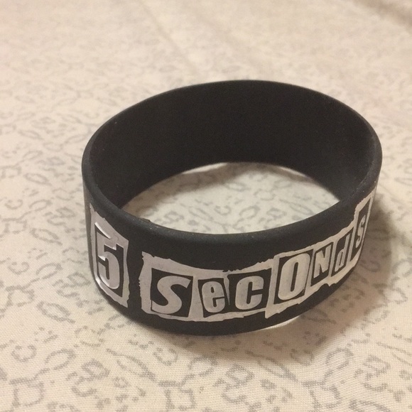 5SOS Band Rubber Bracelet Purple Black White - Picture 4 of 5